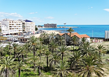 Stunning corner apartment with incredible sea views and central!