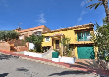 SOLD! Renovated villa with 5 bedrooms and 2 bathrooms
